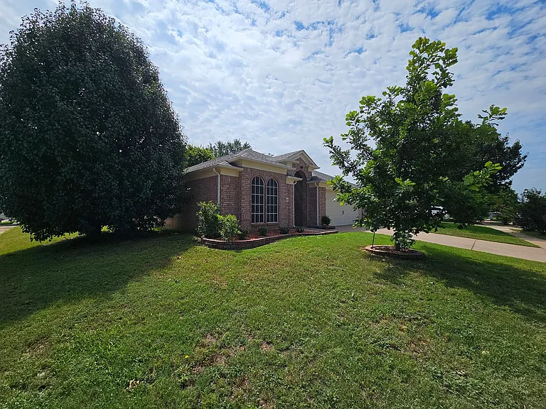 1128 Marshall Dr — Photo 2