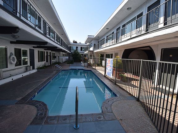 3rd image of 14142 Victory Blvd APT 216