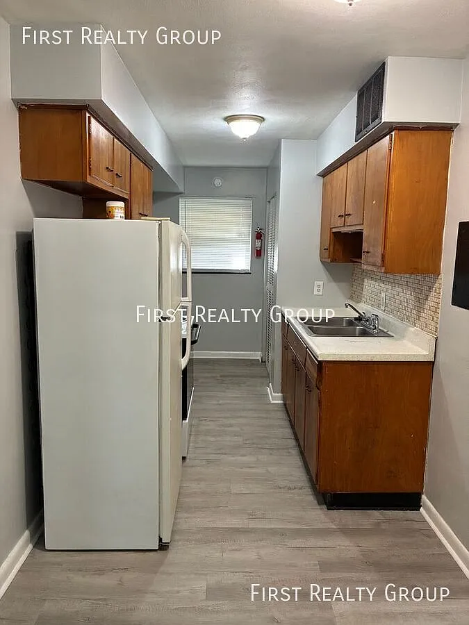 1 Bedroom 1 Bath Garden Walk-up Apartment in Dayton. Move in Ready! — Photo 4