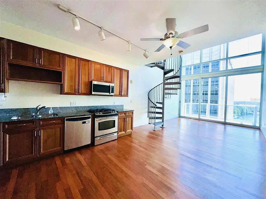 1 bed, 1.5 bath, 966 sqft, $2,300 — Photo 2