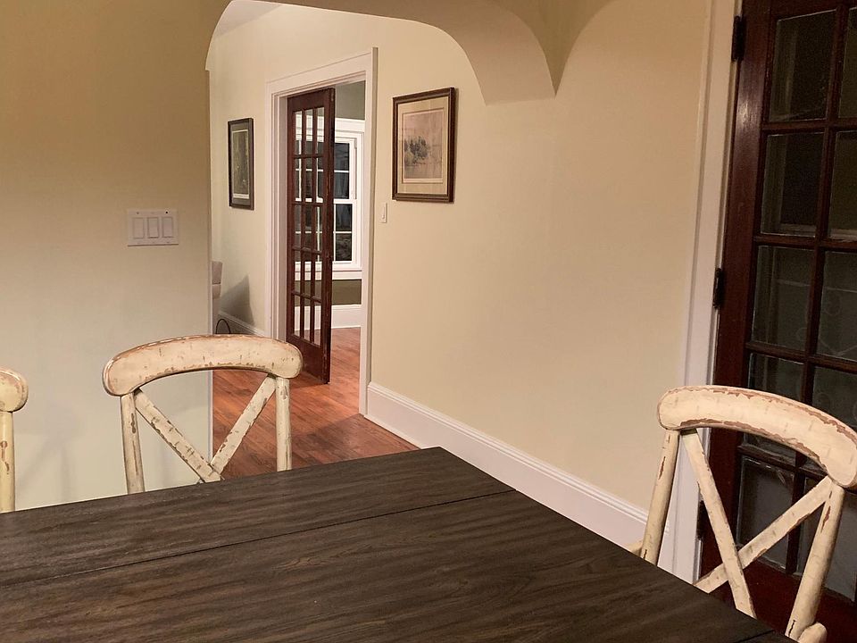 Nice dining room! Very clean home.