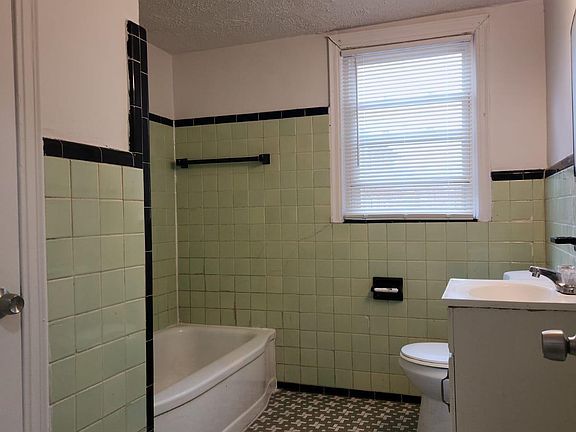 3rd image of 13640 Lasalle Blvd #203