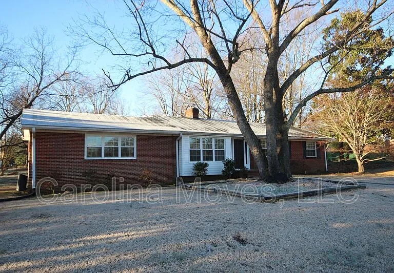 16 Ashwood Ave — Photo 3
