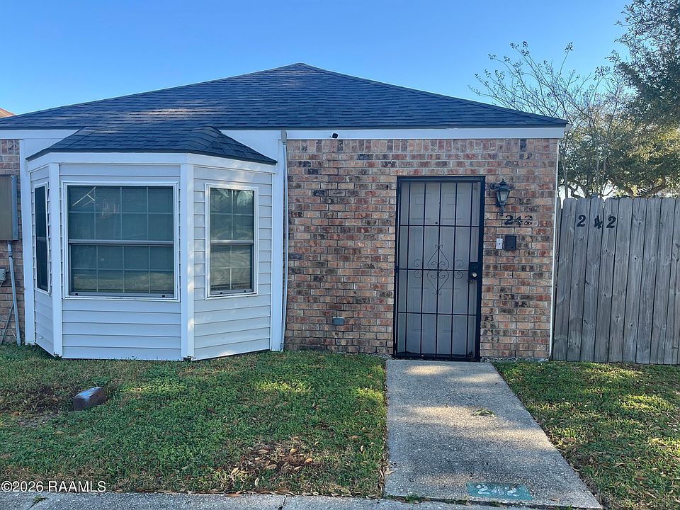 1st image of 242 Woodland Cir