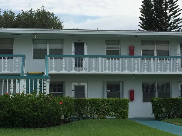 141 Canterbury Pl #F, West Palm Beach, FL 33414