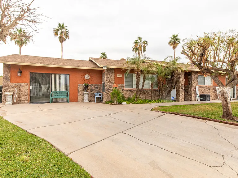 1714 Elena Dr — Photo 2