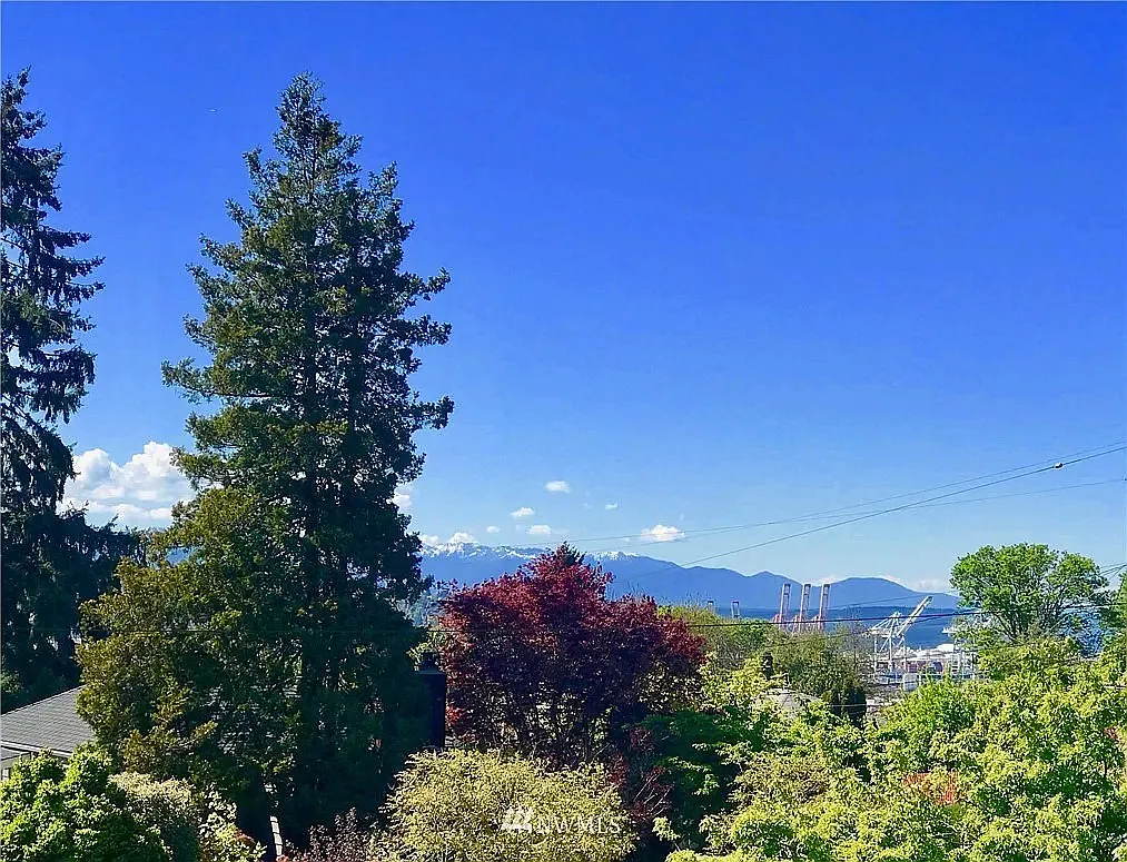 4 bed, 2470 sqft, $4,300 — Photo 2
