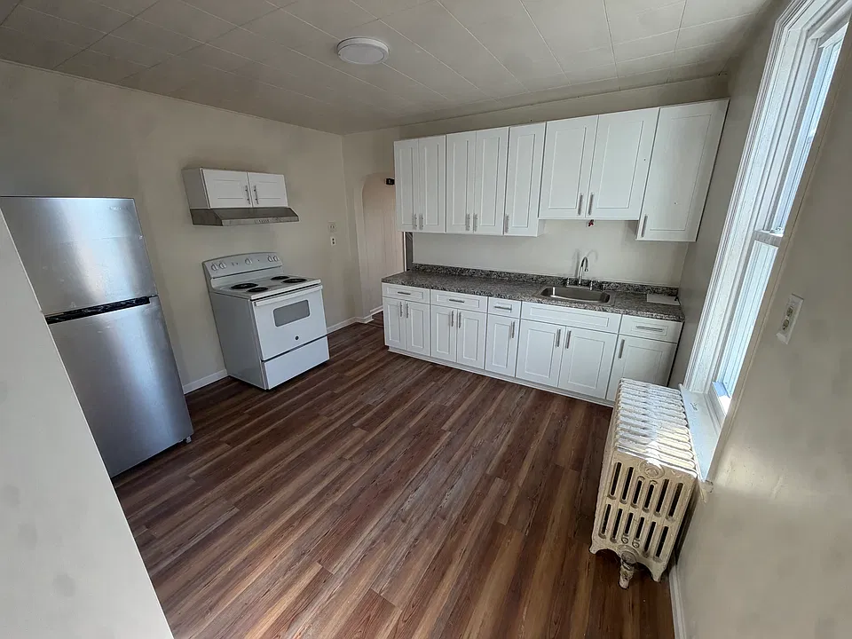 2357 Main St #4