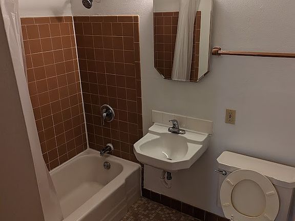 4th image of 2820 W Kilbourn Ave #107