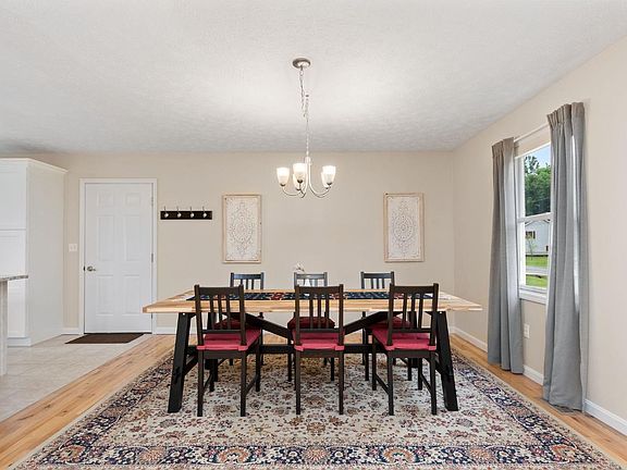 5th image of 107 Stone Trace Dr