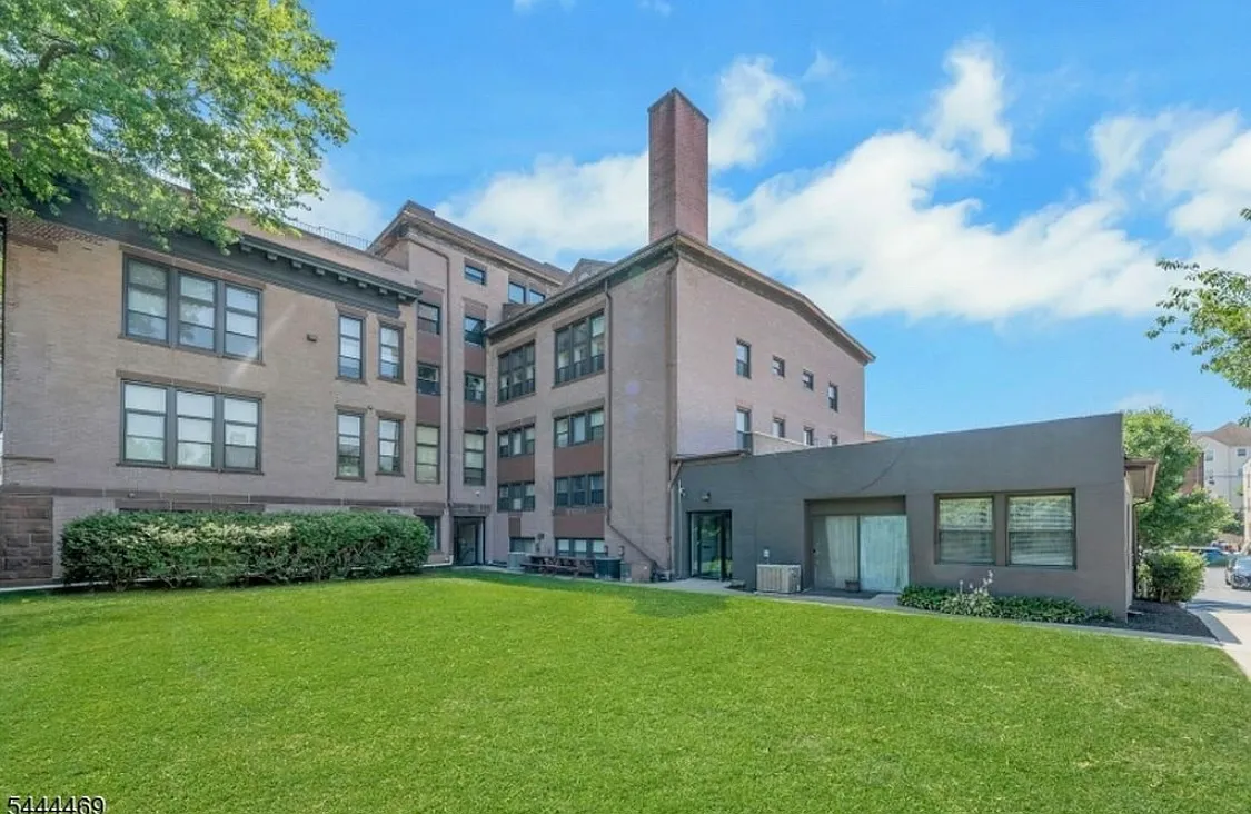 1 bed, 1.5 bath, 1210 sqft, $2,100 — Photo 4