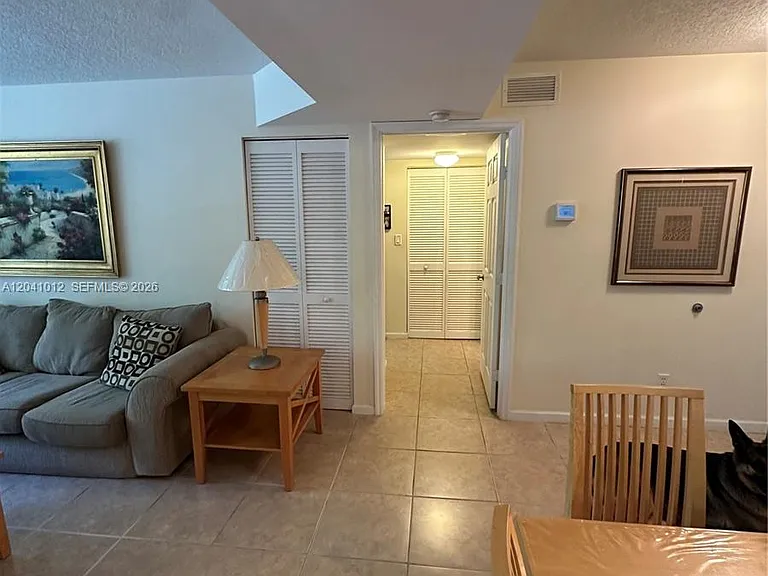 619 E Sheridan St #105 — Photo 9