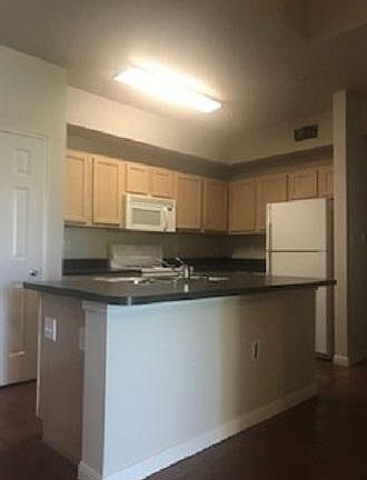 3rd image of 900 W 23rd St #202
