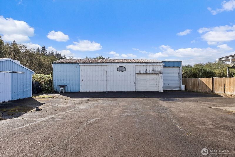 4th image of 2520 Ocean Avenue