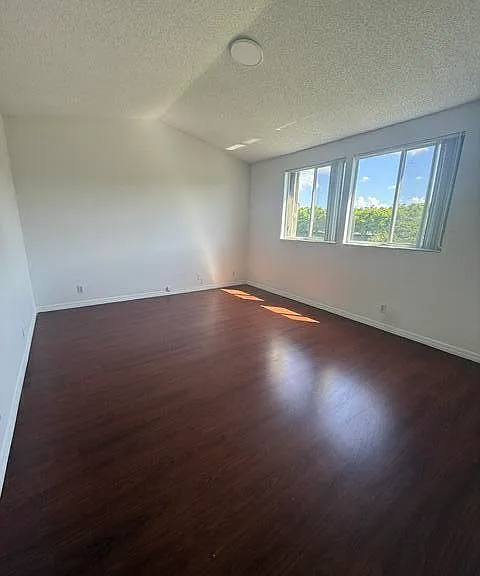 686 Lone Pine Ln — Photo 14