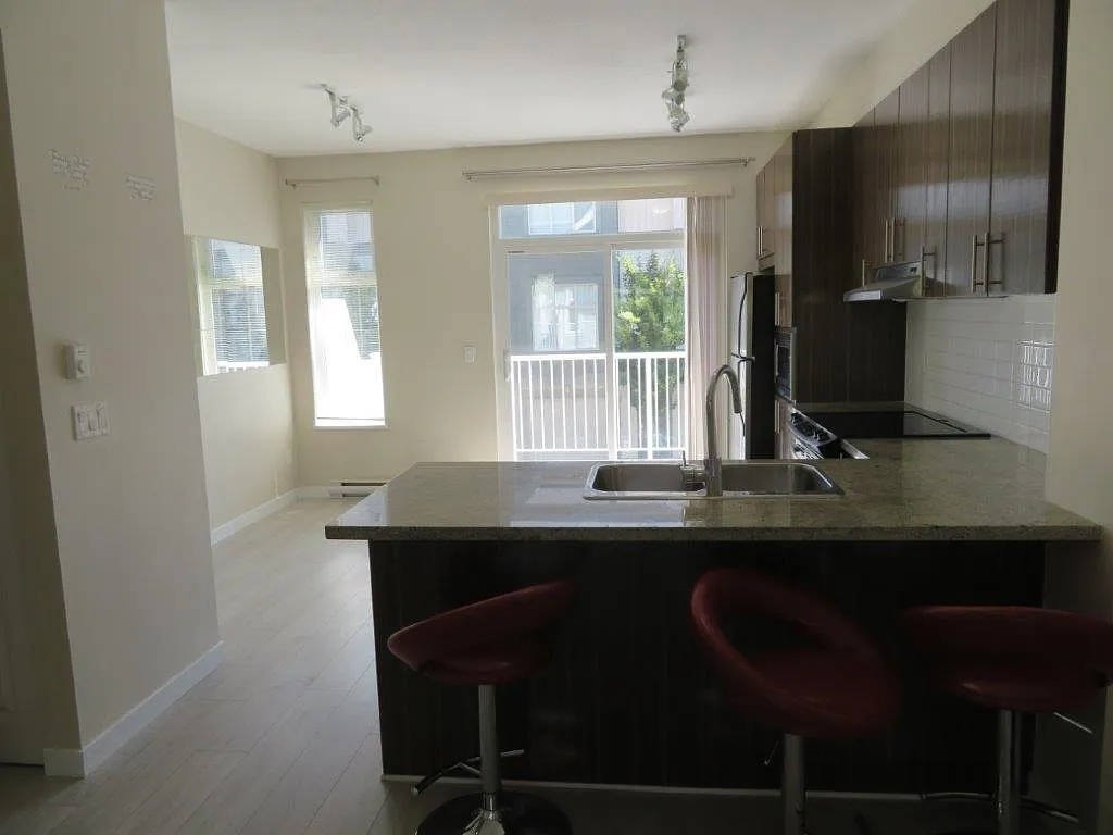 3 bed, 1177 sqft, $2,400 — Photo 1