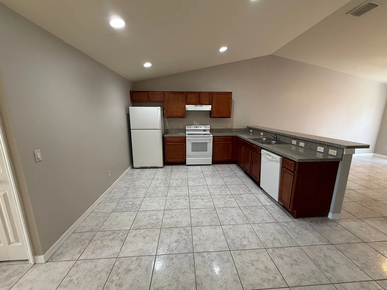 3 bed, 2.0 bath, 1195 sqft, $1,399 — Photo 4