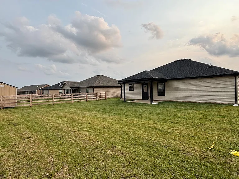 320 Whitley Ln — Photo 2