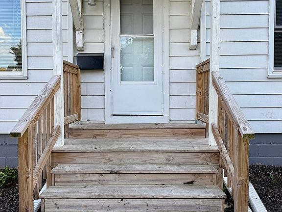 4th image of 609 W 10th St