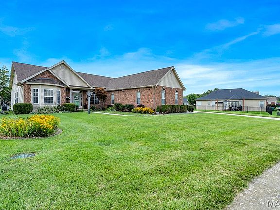 3rd image of 588 Manor Ln