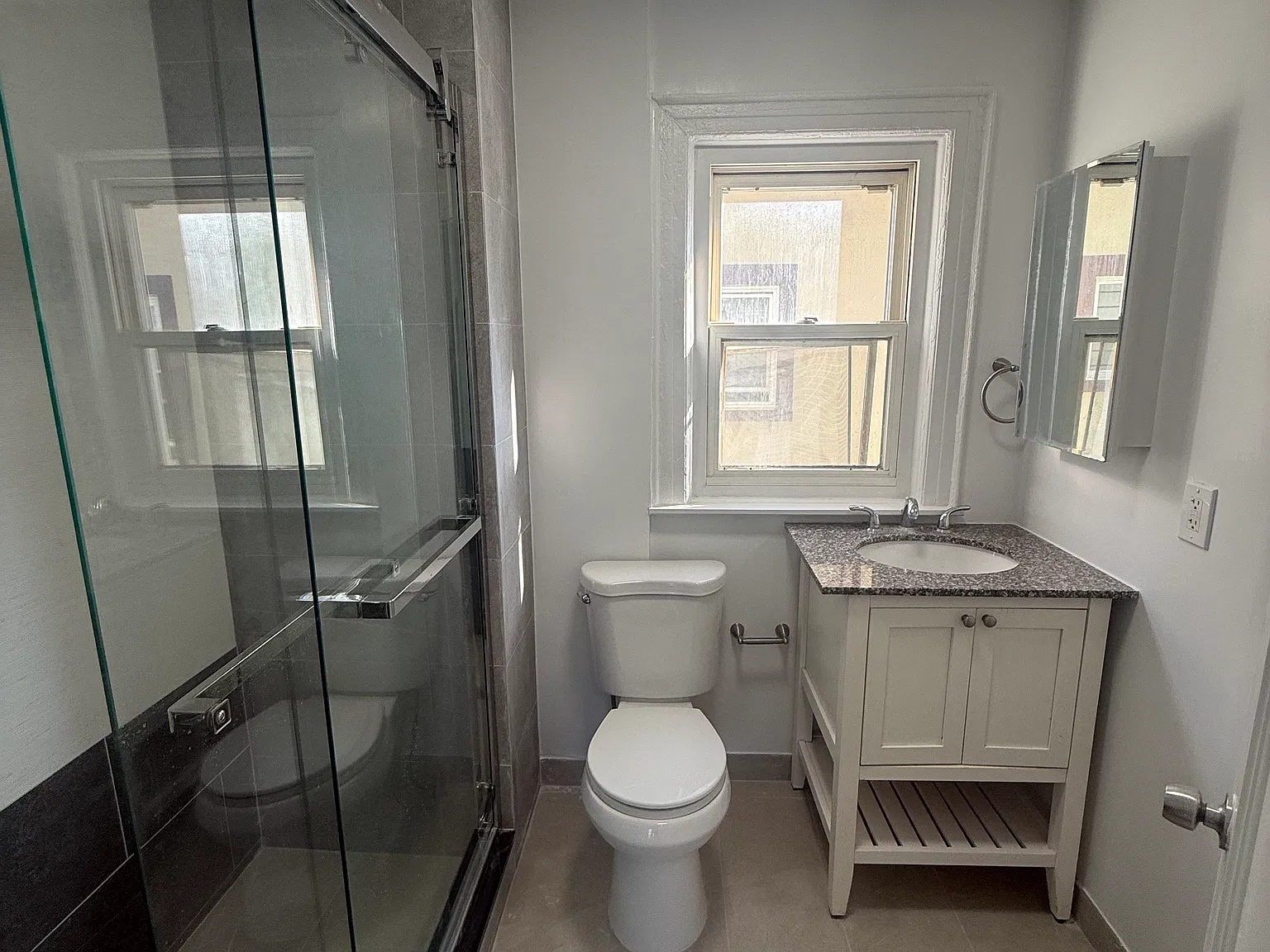 3 bed, 1000 sqft, $3,000 — Photo 1