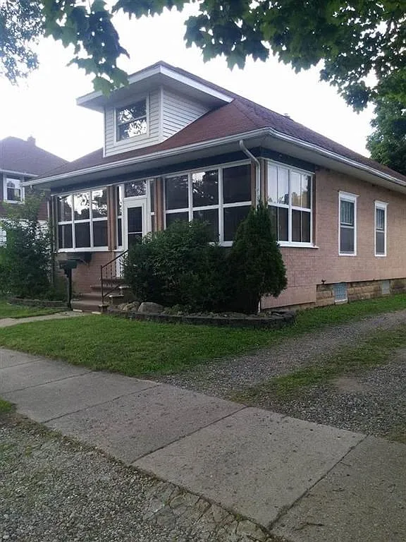 130 W Argyle St photo 1