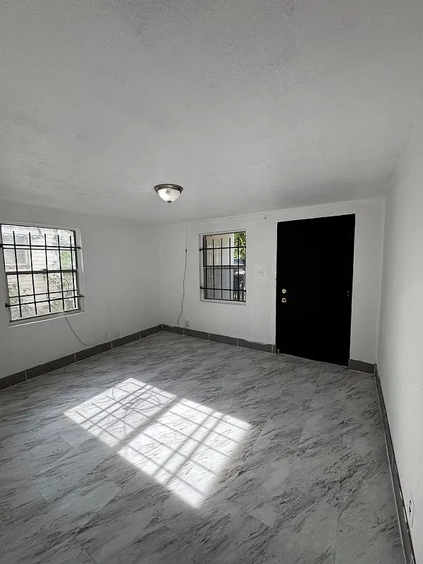 2 bed, 1.0 bath, 663 sqft, $1,200 — Photo 2