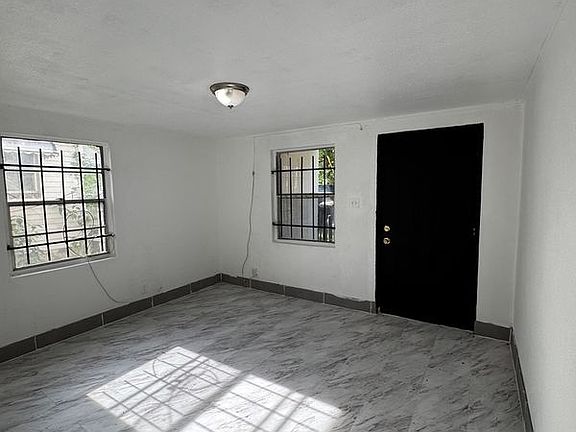 2nd image of 929 W 27th St #933