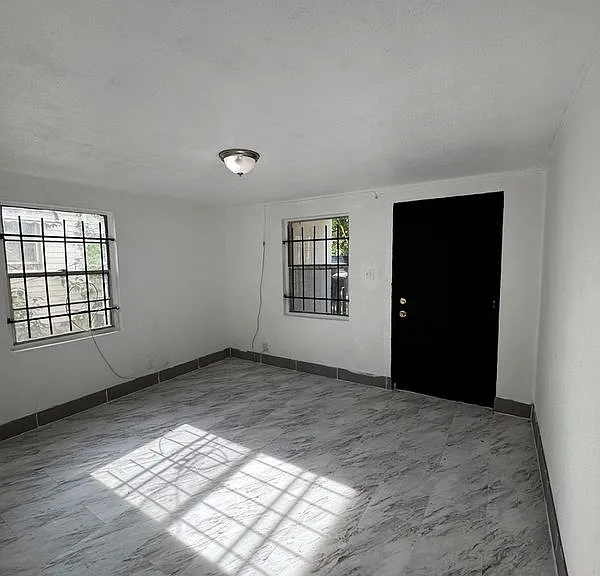 929 W 27th St #933 — Photo 2