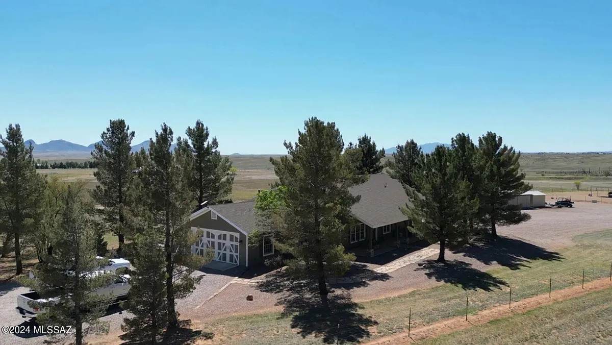 Building Photo - Ranch Oasis Rd