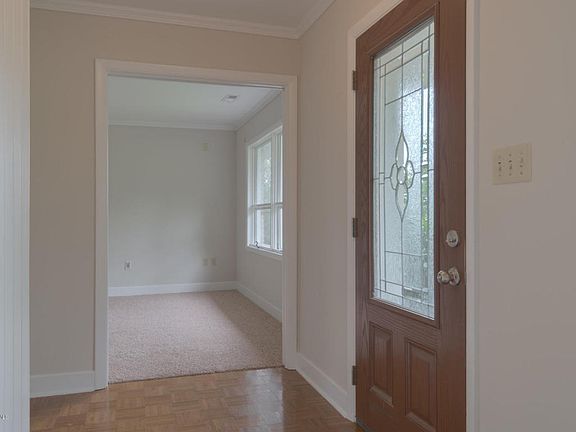 3rd image of 1303 Crestview Dr