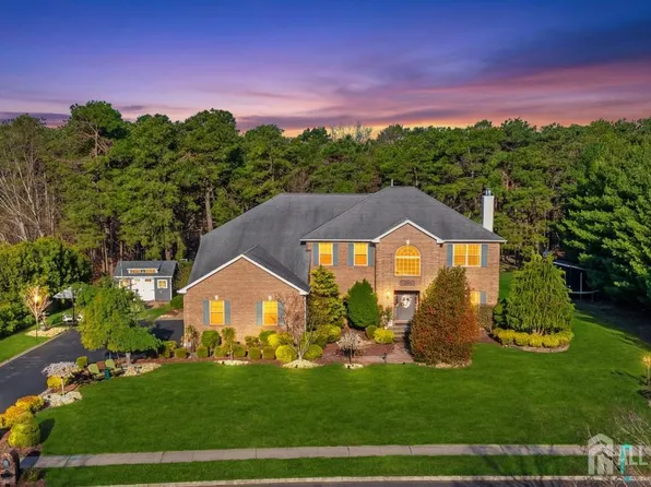 2 Butternut Ln, Monroe Township, NJ 08831