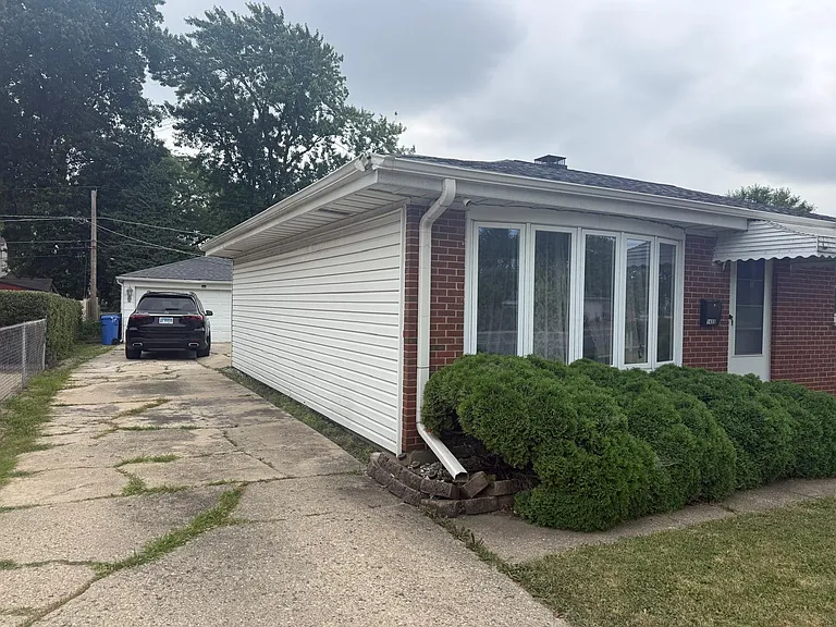 1409 S Busse Rd — Photo 2