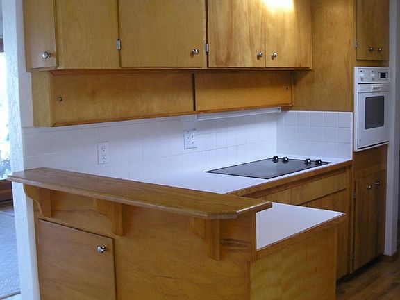 Good cabinet space & breakfast bar