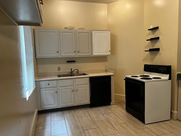 241 E University Ave — Photo 5