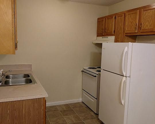 Kitchen, new fridge, double sink!
