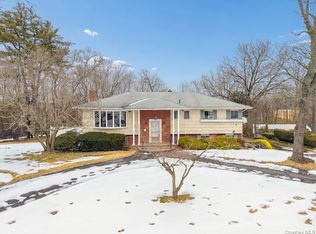 14 Jeffrey Ln, Great Neck, NY 11020