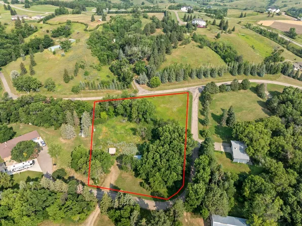 4706 37th St SE, Minot, ND 58701