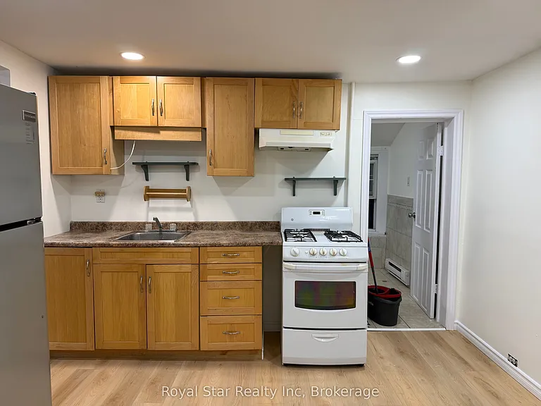 13 Young St — Photo 17