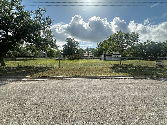 5th image of 129 S Pecan St