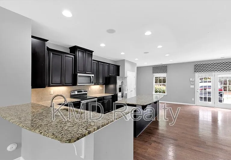 1935 Fleetwood Dr — Photo 4