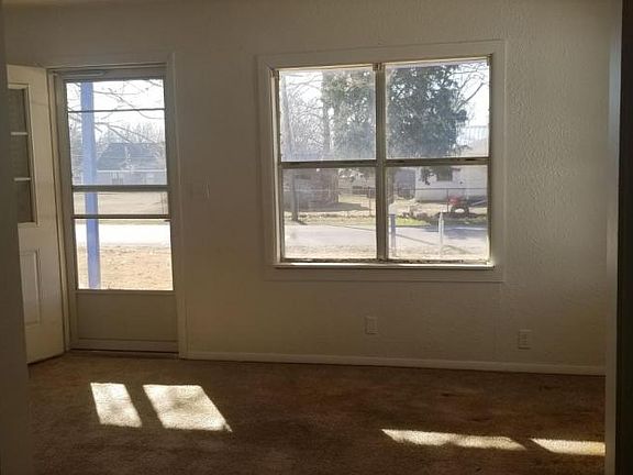 5th image of 215 W Gros Ventre St