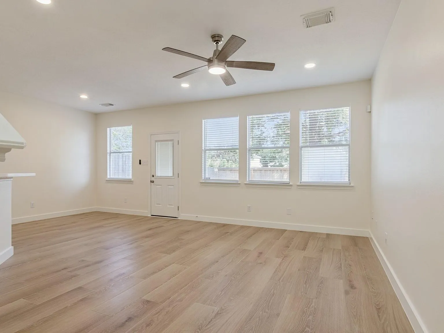 3 bed, 2.5 bath, 1645 sqft, $1,900 — Photo 4