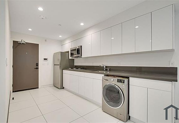 3rd image of 946 S Ridgeley Dr #107