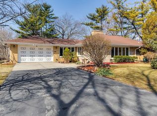 8 S Busse Rd, Mount Prospect, IL 60056