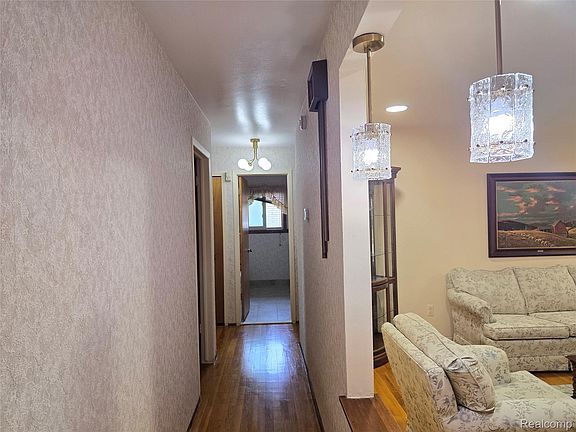 5th image of 36086 English Dr