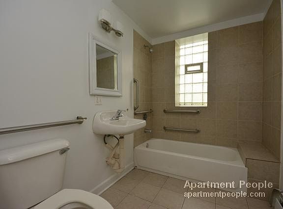 5th image of 6978 N Greenview Ave APT Gdn