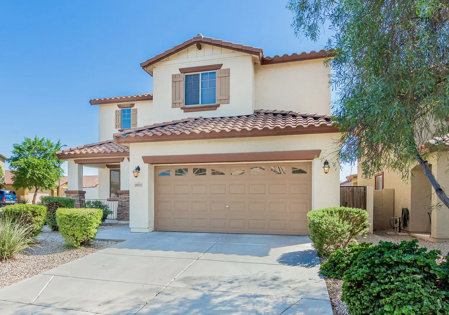 Spacious 4 bedroom home with full bath and bedroom downstairs — Photo 4