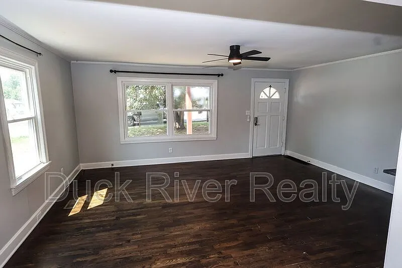 3 bed, 1.0 bath, 1310 sqft, $1,600 — Photo 4