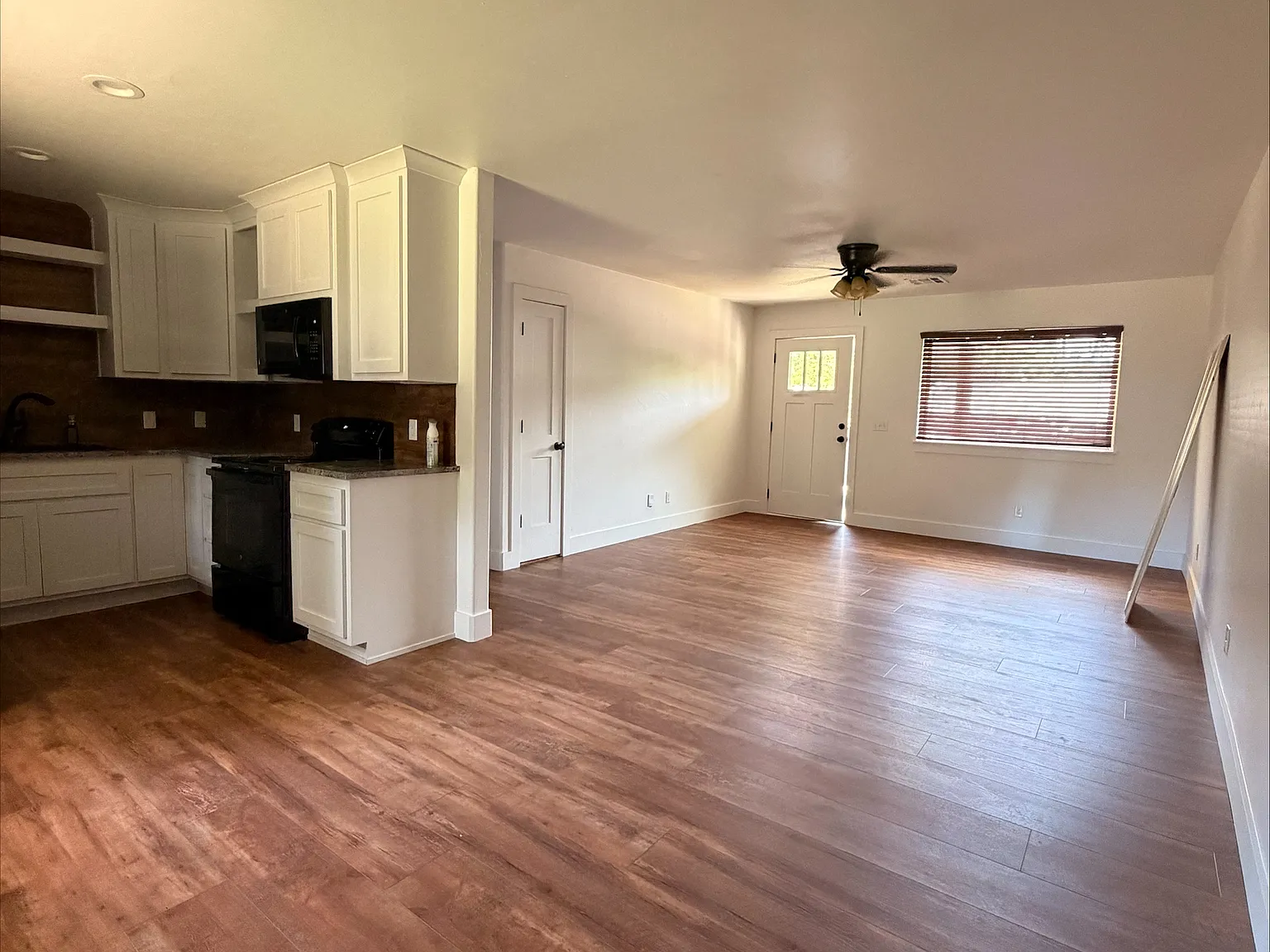 3 bed, 988 sqft, $2,000 — Photo 2